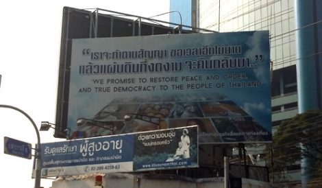 2014年5月军事政变后，泰国全国维护和平秩序委员会（NCPO）承诺，在完成起草新宪法和其他改革后，泰国将恢复民主体制。摄影/Kim McQuay